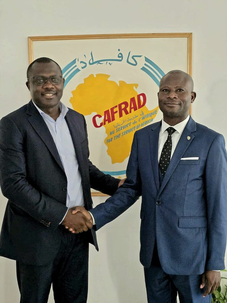 Cérémonie de passation de service entre le Directeur Général sortant, Prof. Stéphane MONNEY MOUANDJO, et le nouveau Directeur Général du CAFRAD, Dr. Coffi Dieudonné ASSOUVI