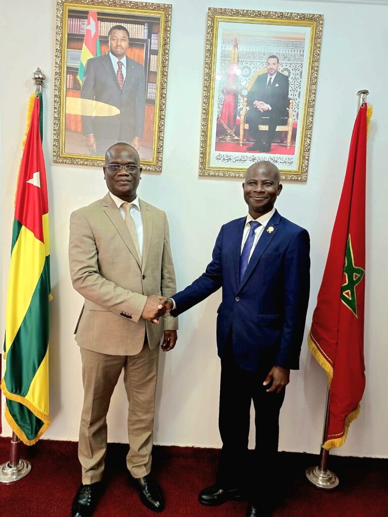 De droite à gauche : Dr. Coffi Dieudonné ASSOUVI, Directeur Général du CAFRAD, M. Messan Amakoé KLUTSE, Chargé d'Affaires a.i. de l'Ambassade du Togo au Maroc