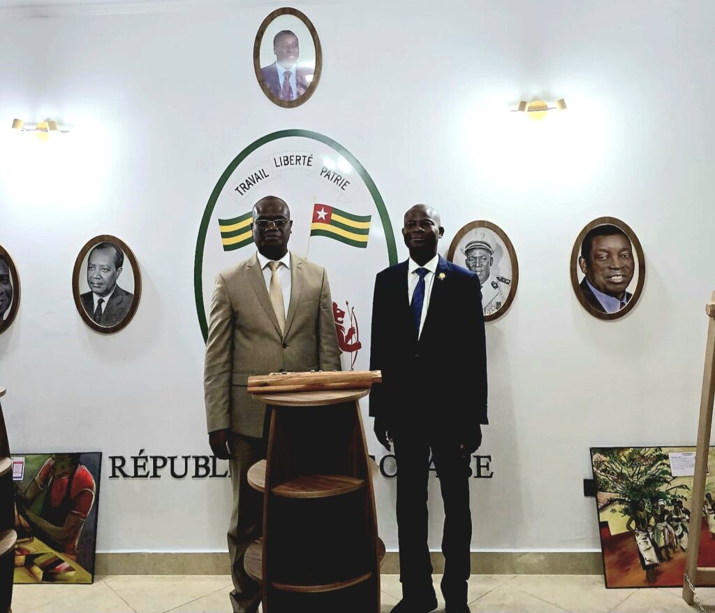 De droite à gauche : Dr. Coffi Dieudonné ASSOUVI, Directeur Général du CAFRAD, M. Messan Amakoé KLUTSE, Chargé d'Affaires a.i. de l'Ambassade du Togo au Maroc